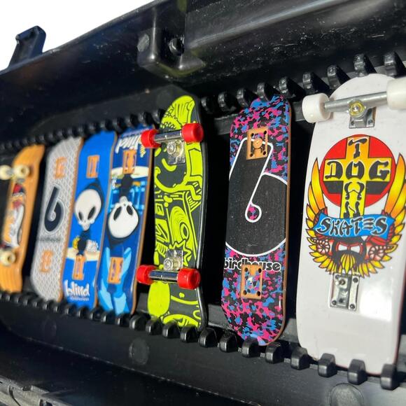 Tech Deck Fingerboards Lot (12) + Carrying Case 2003 Spin Master Vintage Set